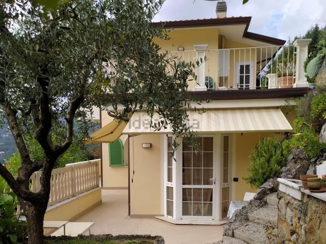 Case e ville in vendita di 140 m² in Via Foce