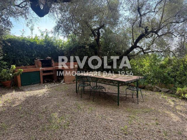 Case e ville in vendita di 140 m² in Via Flacca