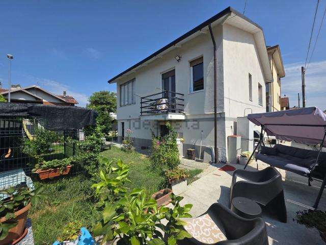 Case e ville in vendita di 140 m² in Via Ischia, 9