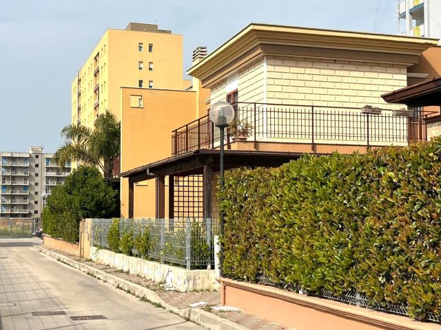 Case e ville in vendita di 140 m² in Via Salvo D&apos Acquisto