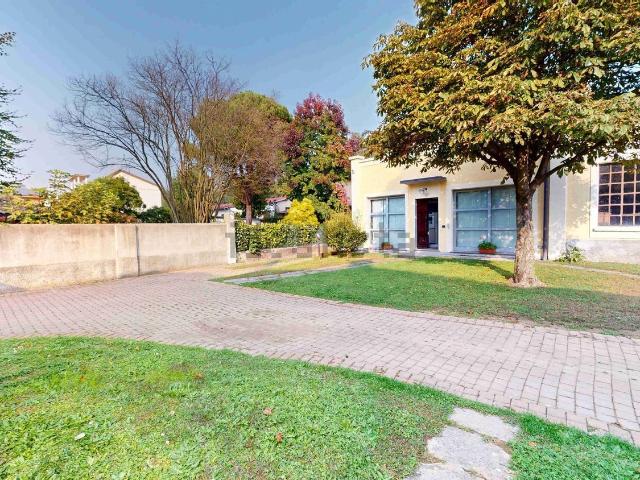 Case e ville in vendita di 140 m² in Via per Venegono