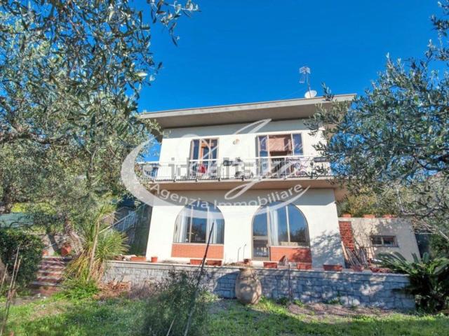 Case e ville in vendita di 140 m² in Salita Maralunga