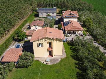 Case e ville in vendita di 140 m² in Strada Squadre 1