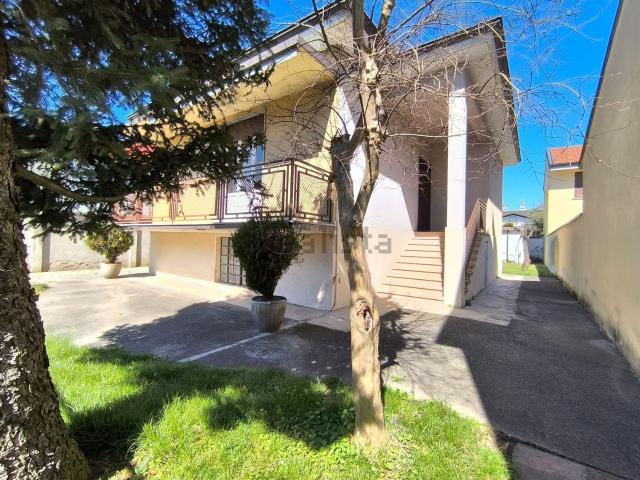 Case e ville in vendita di 141 m² in Via Achille Grandi, 4
