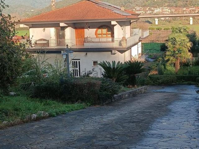 Case e ville in vendita di 141 m² in Via Serra Cerreta