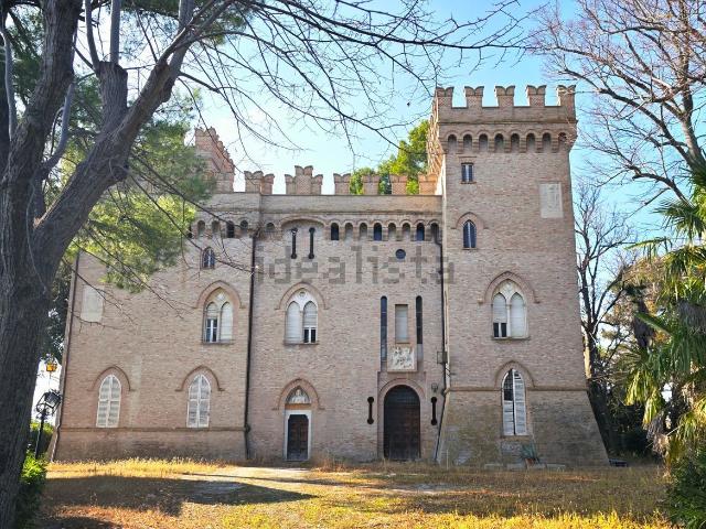 Case e ville in vendita di 1420 m² in Via Montecappone