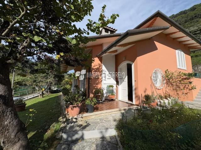 Case e ville in vendita di 142 m² in Via Foce