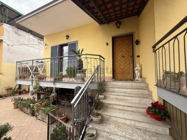 Case e ville in vendita di 142 m² in Via Firenze, 11