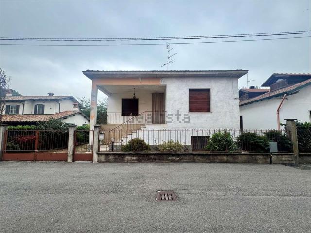 Case e ville in vendita di 142 m² in Via Lombardia, 10