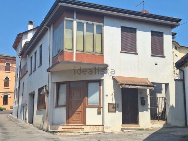 Case e ville in vendita di 142 m² in Via Neri Bergamino