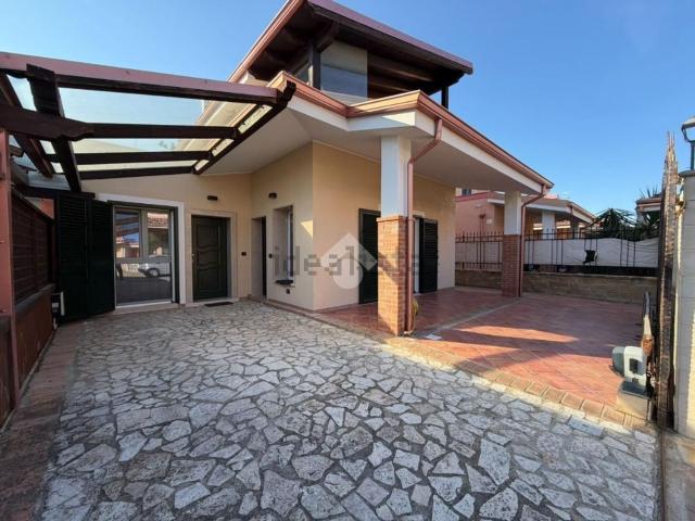 Villetta bifamiliare in vendita di 142 m² in Via Papua, 3