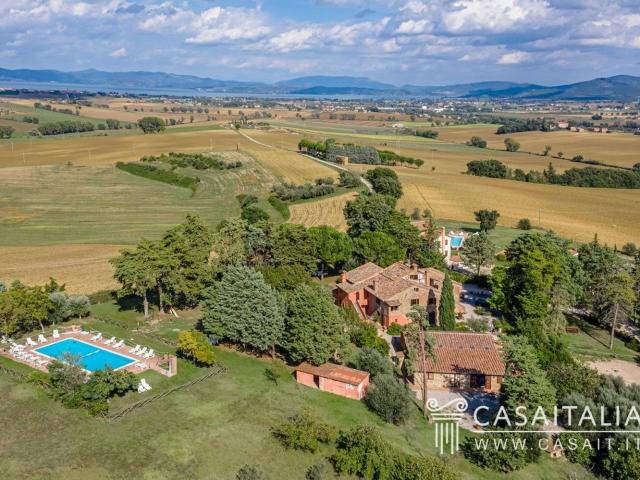 Case e ville in vendita di 1432 m² in Via dei Partigiani, 57