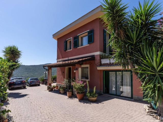 Case e ville in vendita di 143 m² in Via San Bernardo, 5