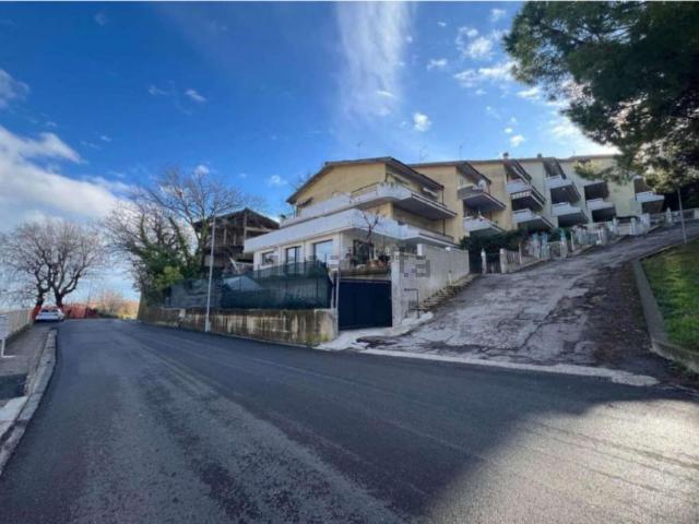 Case e ville in vendita di 144 m² in Via Salvatore Aversa