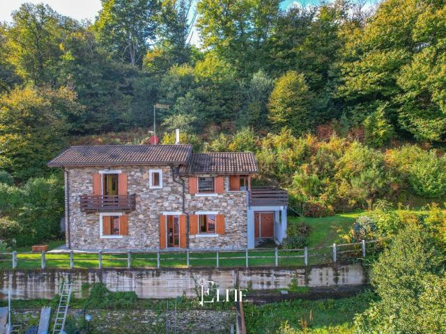 Case e ville in vendita di 144 m² in Via per Brisino