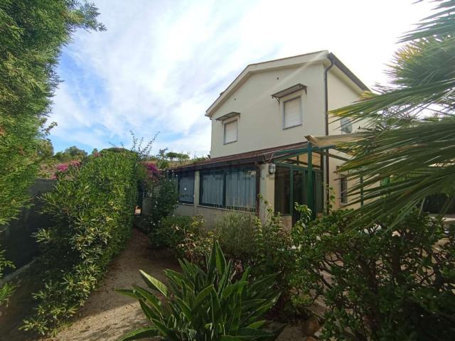 Case e ville in vendita di 144 m² in Via Romana
