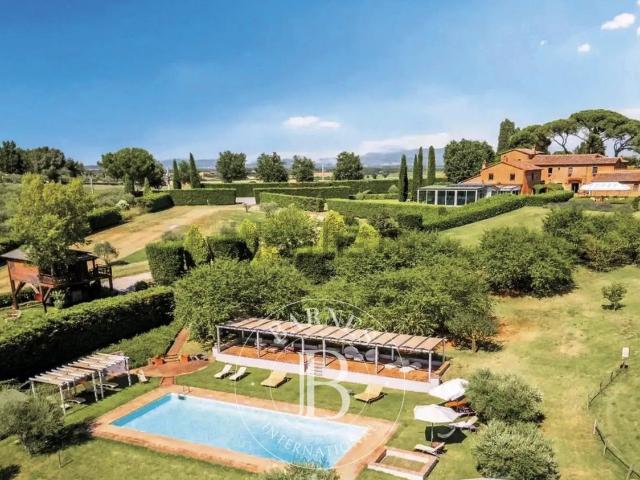 Case e ville in vendita di 1450 m² in Via della Vittoria