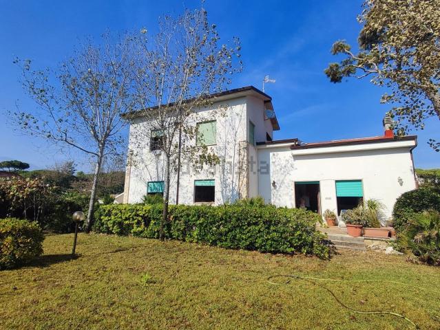Case e ville in vendita di 145 m² in Via Cristoforo Colombo, 108