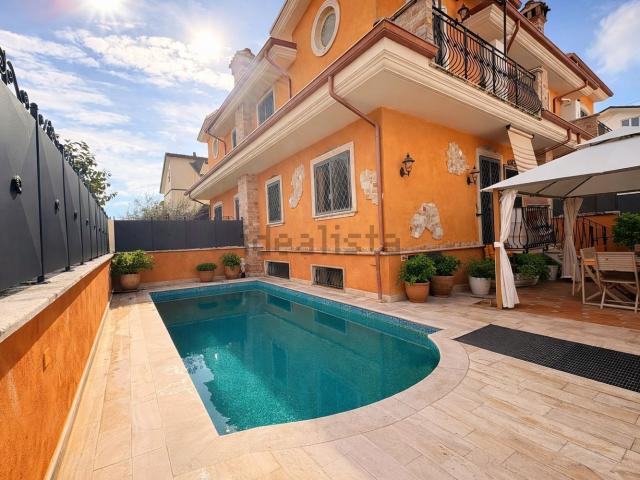 Case e ville in vendita di 145 m² in Via di Colle Fiorito, 57