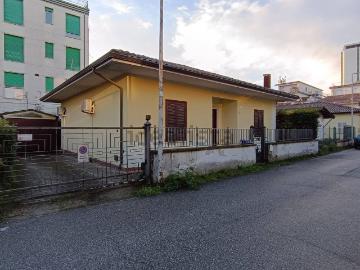 Case e ville in vendita di 145 m² in Via Lago D&apos Iseo, 6