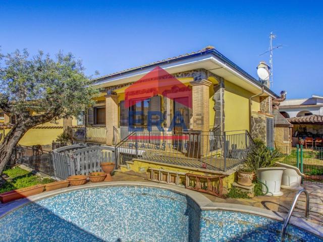 Case e ville in vendita di 145 m² in Via Pratica di Mare, 62