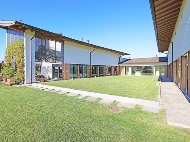 Case e ville in vendita di 1460 m² in Via Cristoforo Colombo