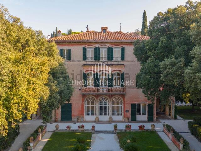 Case e ville in vendita di 1460 m² in Viale Pompeo Pellini, 31