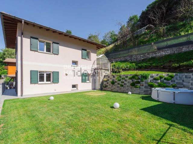 Case e ville in vendita di 146 m² in Via 4 Novembre