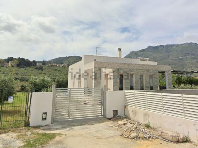 Case e ville in vendita di 146 m² in Via Cupido, 23