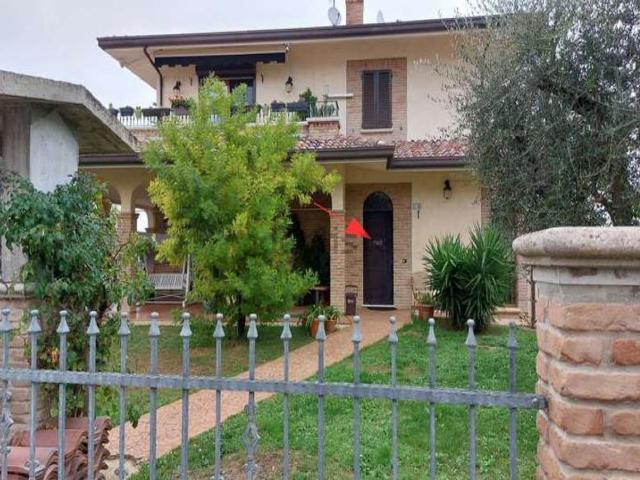 Case e ville in vendita di 146 m² in Via G. Villa, 216