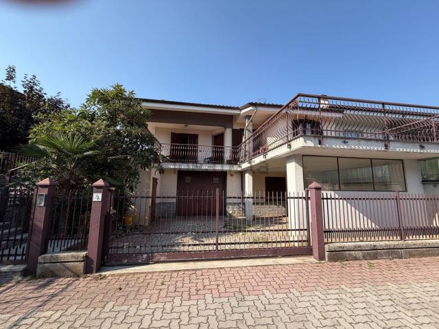 Case e ville in vendita di 146 m² in Via Pontechianale, 4