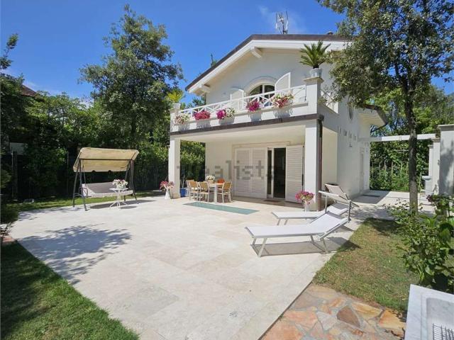 Case e ville in vendita di 146 m² in Via Pietro Mascagni