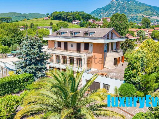 Case e ville in vendita di 1477 m² in Via Brigata Avellino, 67