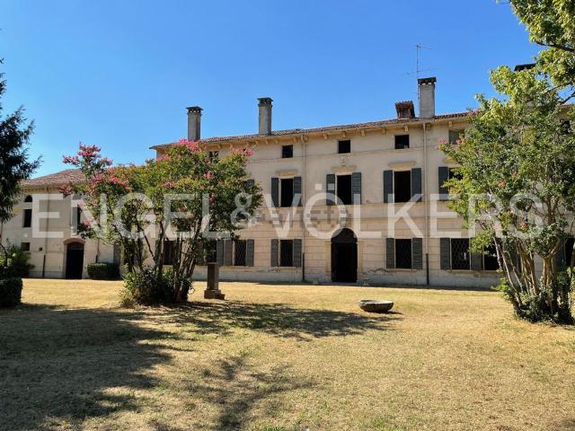 Case e ville in vendita di 1480 m² in Via XX Settembre