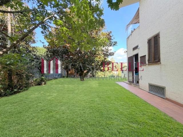Case e ville in vendita di 148 m² in Via Fillungo, 55041