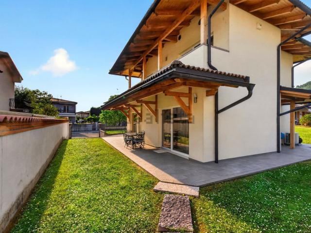 Case e ville in vendita di 148 m² in Via Pedenaga, 51