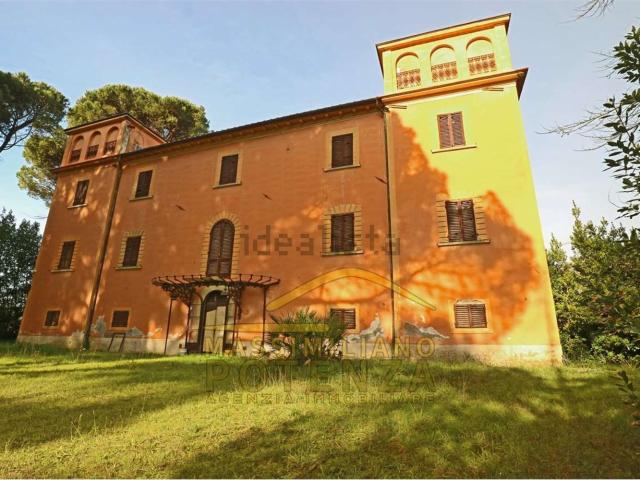 Case e ville in vendita di 1495 m² in Via di Quarrata, 15