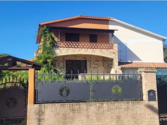 Case e ville in vendita di 149 m² in Via Montarice