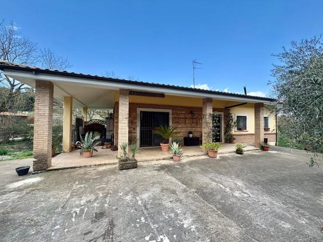 Case e ville in vendita di 149 m² in Via Sandro Pertini