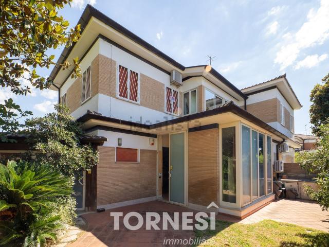 Case e ville in vendita di 149 m² in Via Pontina