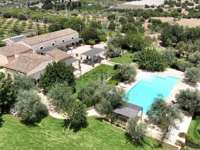 Case e ville in vendita di 150000 m² in Strada Provinciale 17