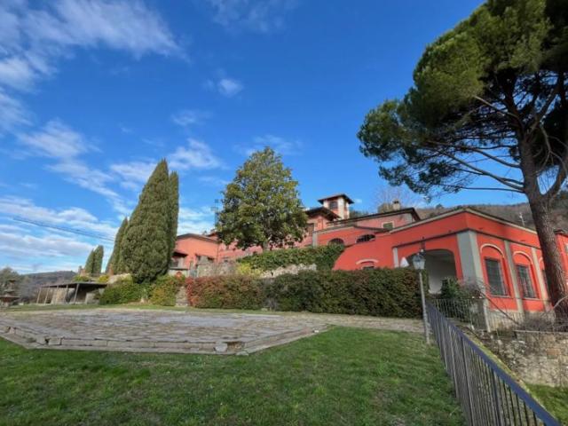 Case e ville in vendita di 1500 m² in Via Croce di Vizzano, 48