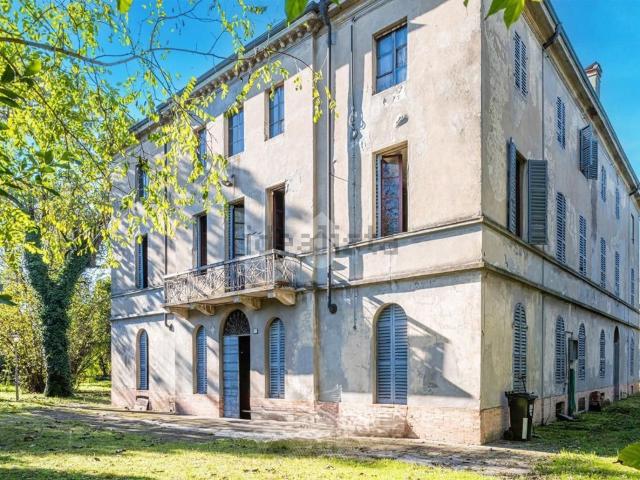 Case e ville in vendita di 1500 m² in Via Val d&apos Enza, 1