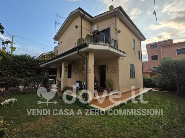 Case e ville in vendita di 150 m² in Via del Tiglio, 13