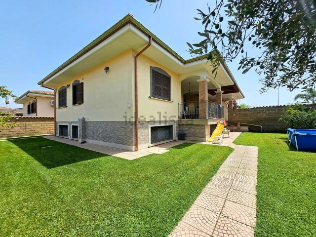 Case e ville in vendita di 150 m² in Via del Triangolo