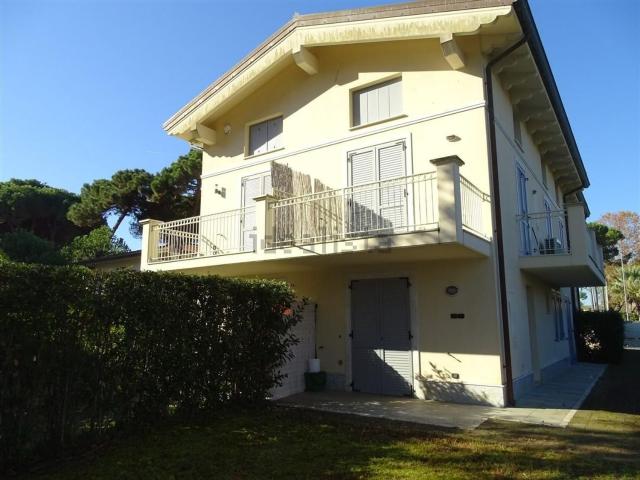 Case e ville in vendita di 150 m² in Via delle Pinete