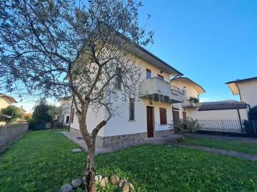 Case e ville in vendita di 150 m² in Via Due Muri