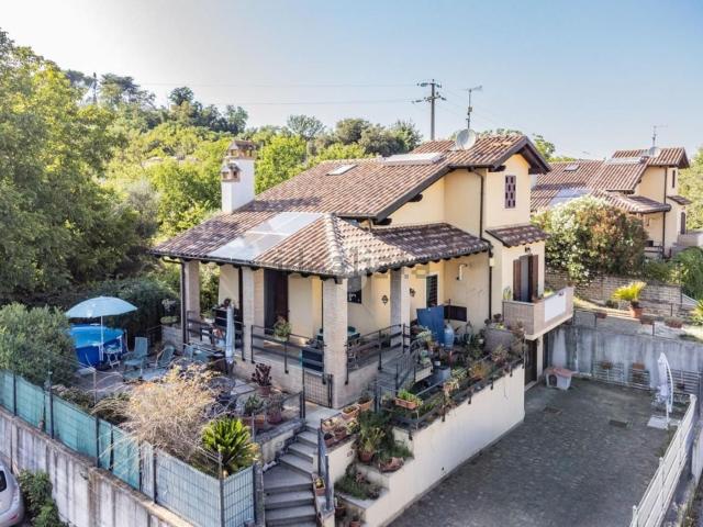 Case e ville in vendita di 150 m² in Via Fonte della Dolce