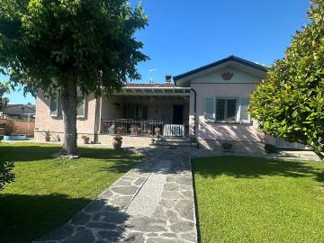 Case e ville in vendita di 150 m² in Via Lago