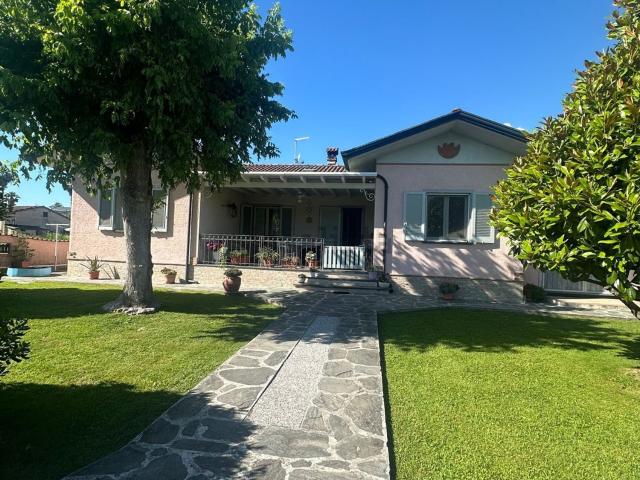 Case e ville in vendita di 150 m² in Via Lago